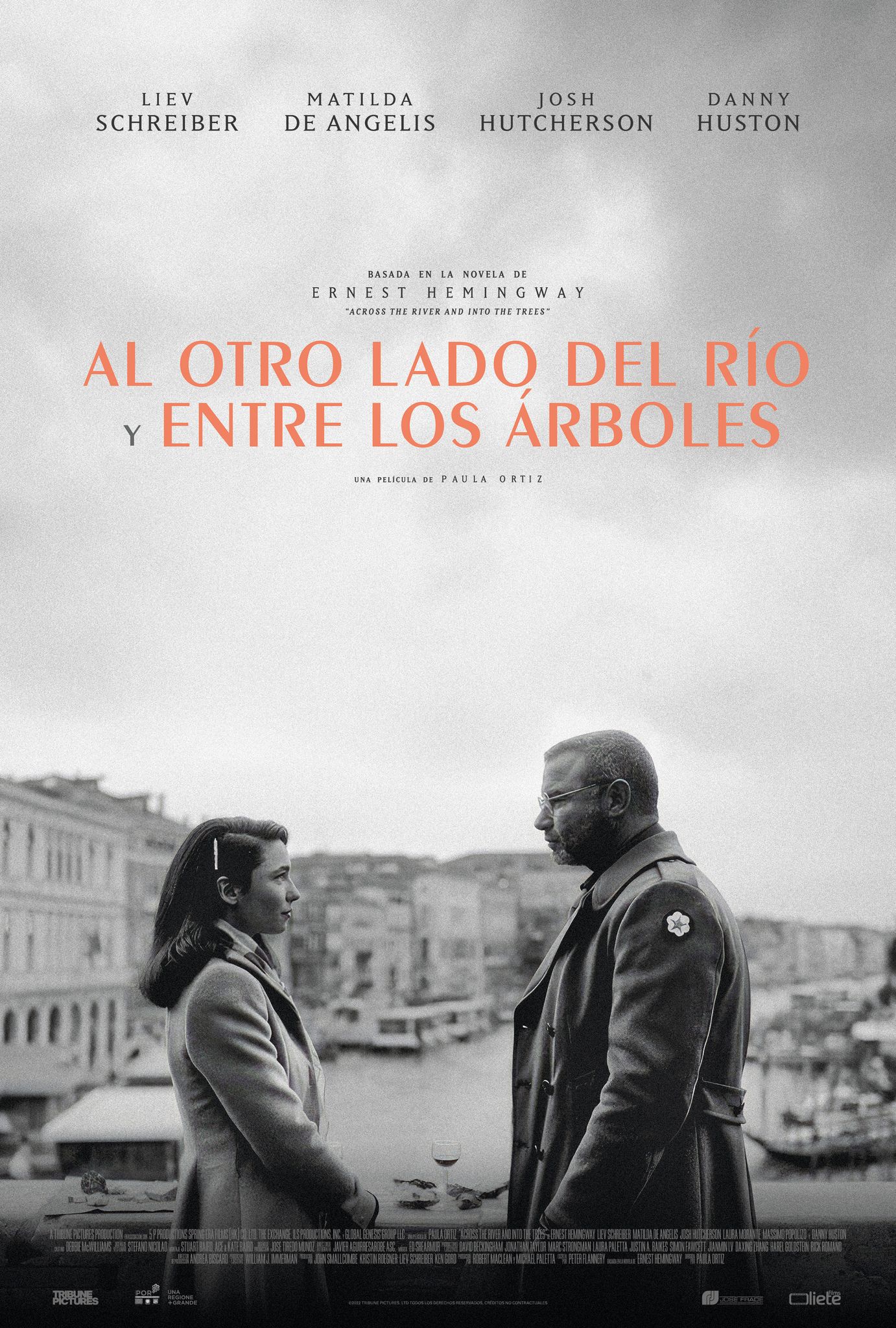 Al otro lado del rio y entre los arboles